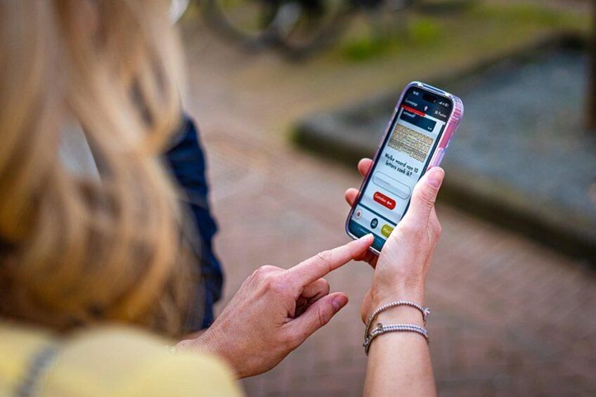 Eine Person hält ein Smartphone mit geöffneter Karten-App in der Hand. 3