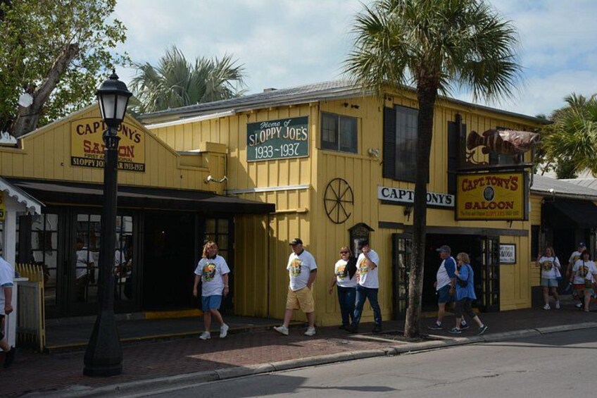 Un edificio giallo con insegne per 'Capt. Tony's Saloon' e 'Sloppy Joe's'. 3
