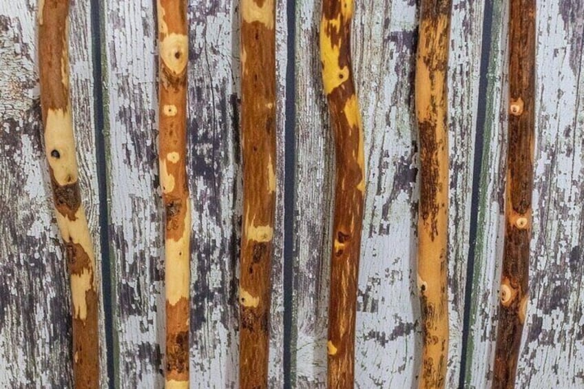 Palos de madera con nudos naturales y pintura descascarada sobre una pared desgastada. 4