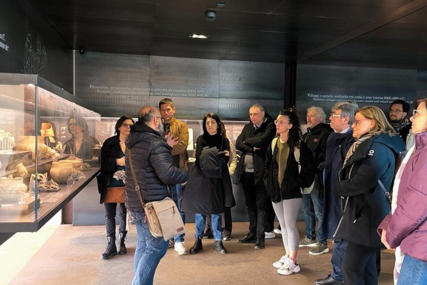 En gruppe mennesker står i en museumsudstilling. 5