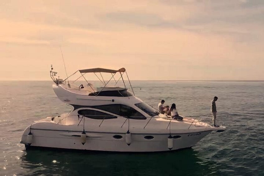 Un grande yacht su acque calme sotto un cielo sereno. 5