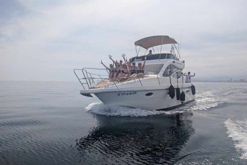 Un yacht blanc portant le numéro d’immatriculation 6-CT-273 naviguait sur des eaux calmes. 2