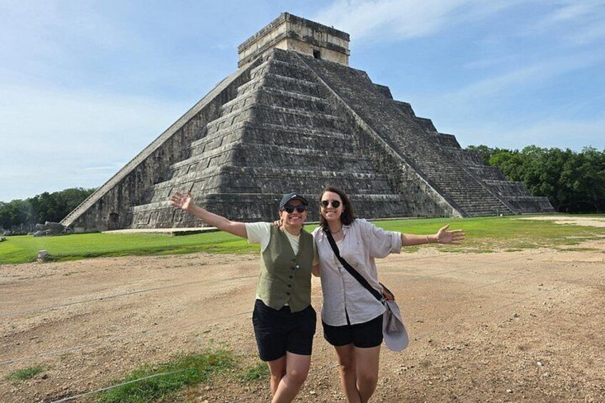 Zwei Personen stehen vor einer großen Pyramidenstruktur. 2