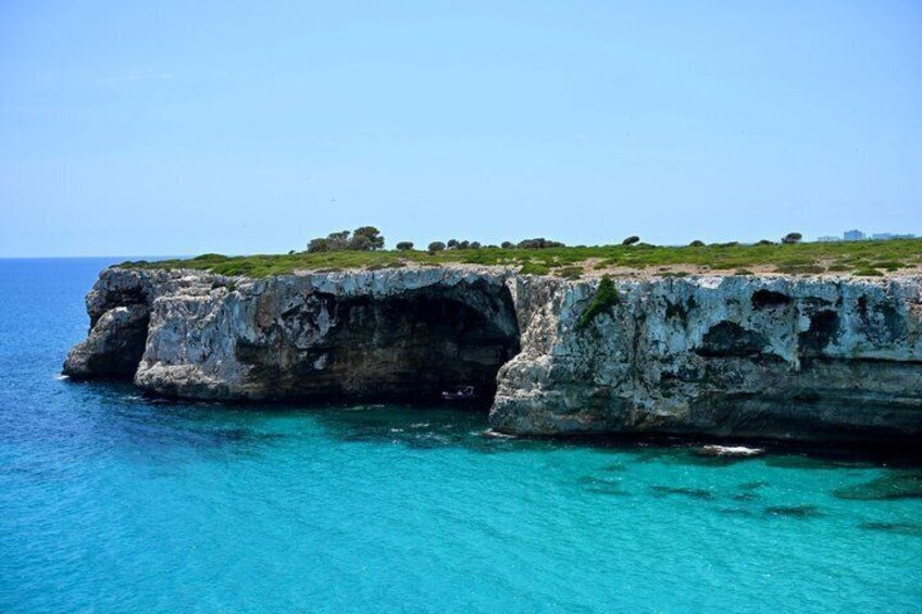 Cala Varques: Guided kayak Sea caves expedition & snorkeling 4