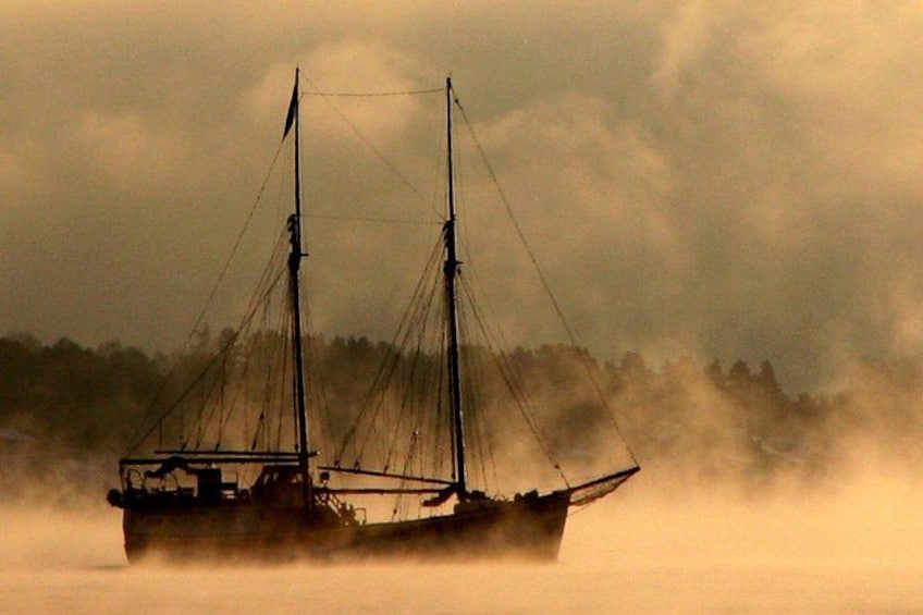 Een zeilschip op een mistige zee. 2