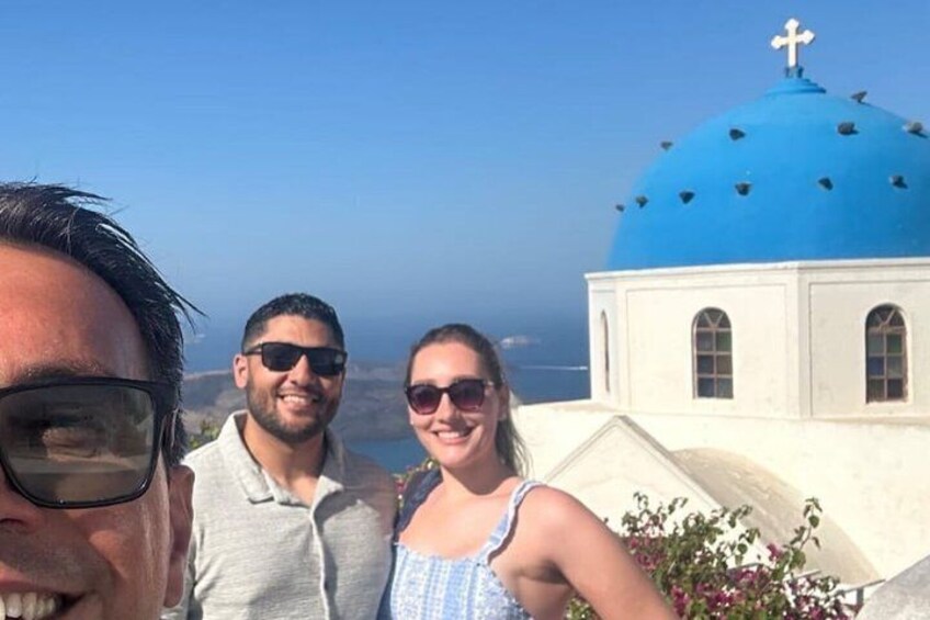 Tre persone davanti a un edificio azzurro con una cupola e una croce. 4
