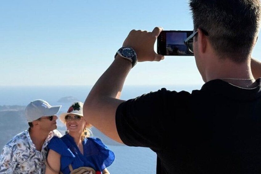 Una persona che fotografa un gruppo di persone da un punto panoramico. 5