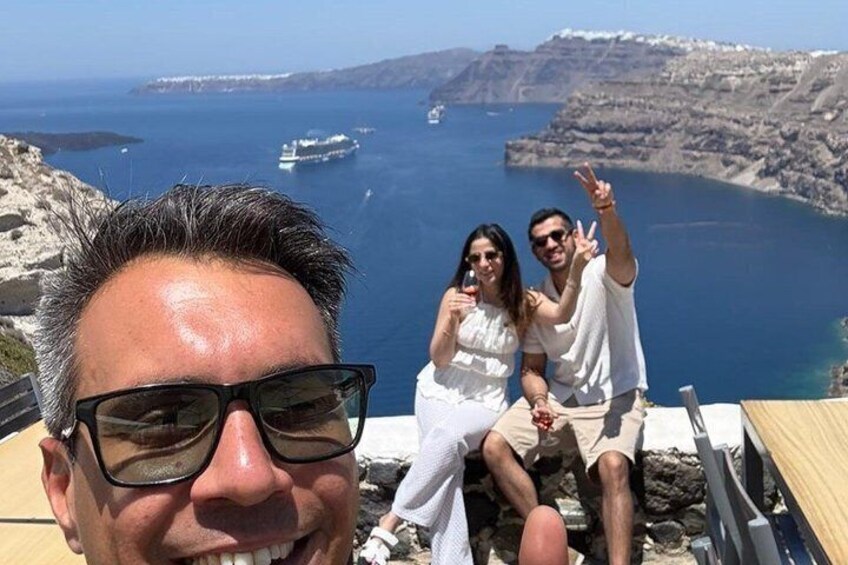 Scogliera a picco sul mare con vista su imbarcazioni. 2