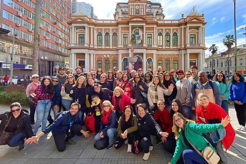 Un grupo de personas posando frente a un edificio histórico con arquitectura ornamentada. 4
