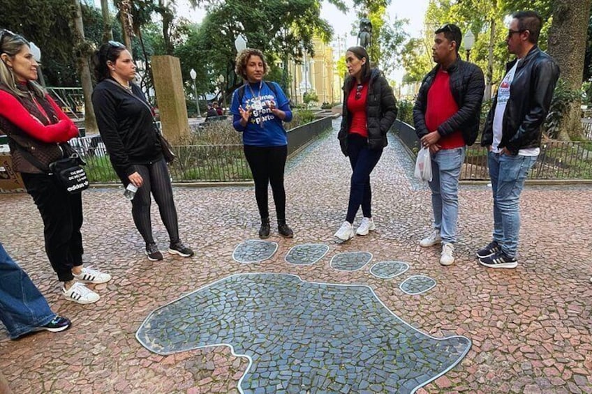 One of the stopping points of the walk is at Praça da Alfândega, where we also explain about the Museu do Percurso do Negro. 5