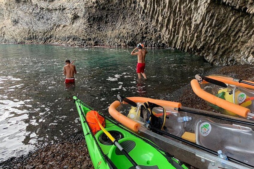 Des kayaks, des personnes dans l'eau et des falaises rocheuses. 4
