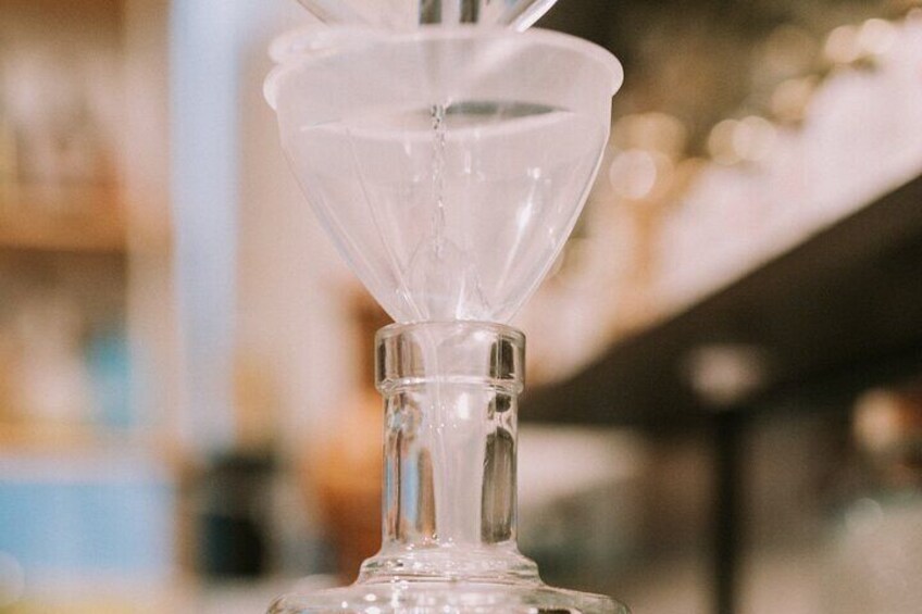 Een helder glazen object met een bolle bovenkant en een smaller basis, vermoedelijk een glazen voorwerp. 4