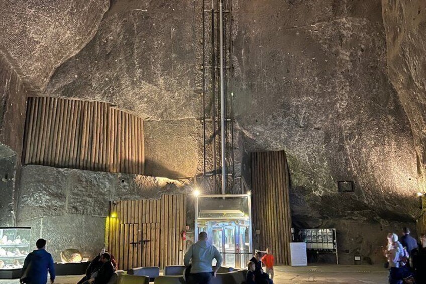 Una cueva subterránea con estructuras de madera y una escalera. 5