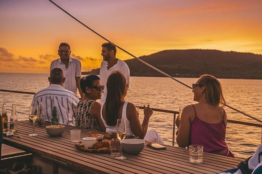 Major Tom Sunset Sail + Dinner at Wahoo (with transfers) 1