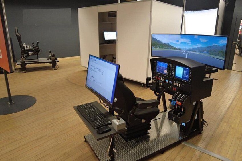 Configuración de simulador de vuelo con ordenador, monitor y panel de control. 3