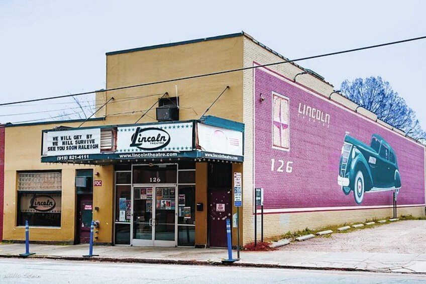 Un teatro con un mural de un automóvil Lincoln y un letrero que dice 'Lincoln'. 2