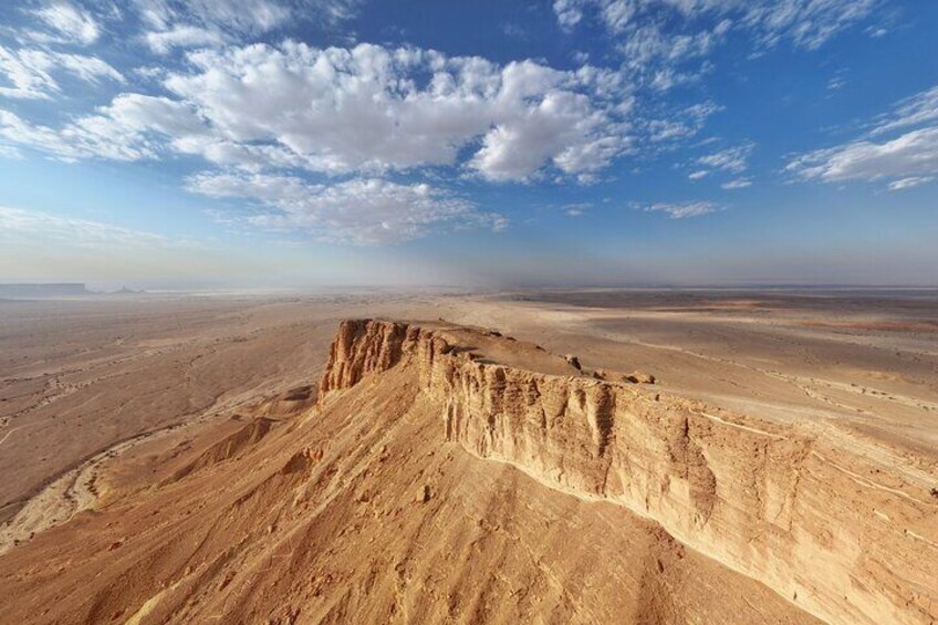 Weite Wüstenlandschaft mit einer markanten Felsformation. 5