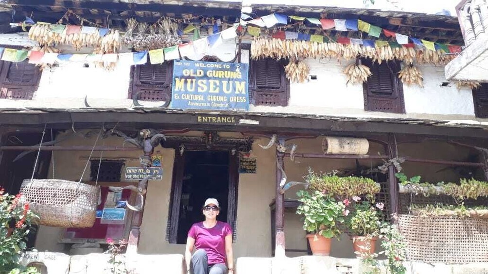 Rakennuksessa on kyltti, jossa lukee «Vanha Gurung-museo». Museossa on esillä perinteisiä vaatteita ja käsitöitä. 3