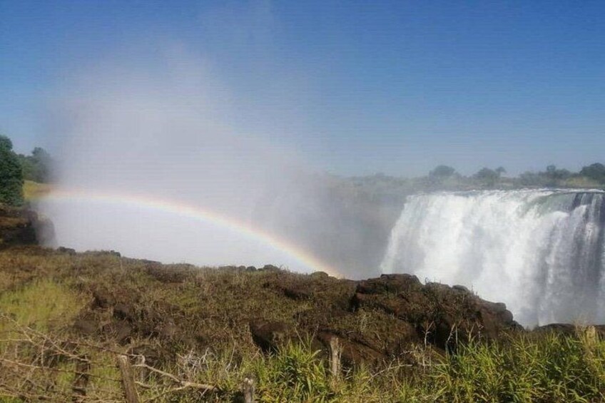 Une cascade avec un arc-en-ciel. 2