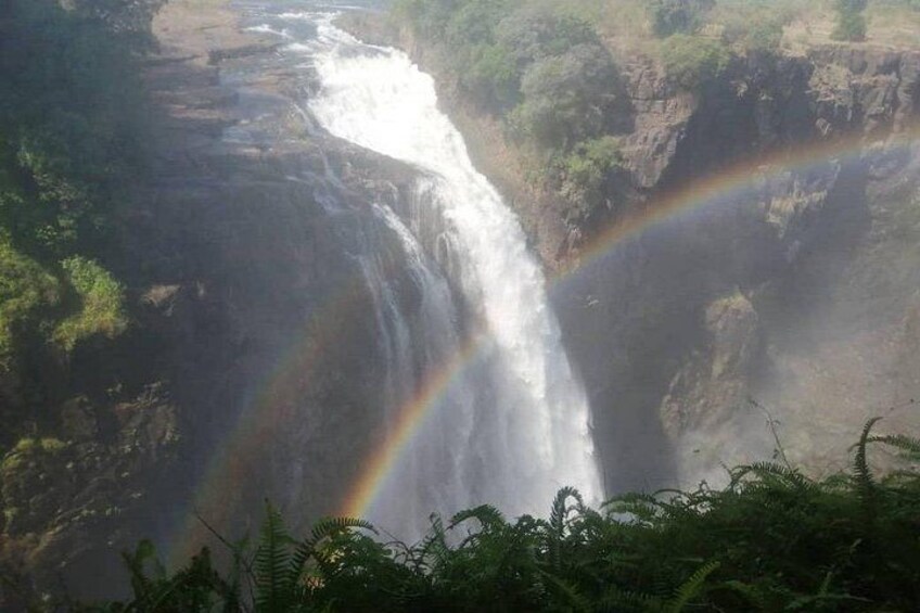 Une cascade avec un arc-en-ciel. 3