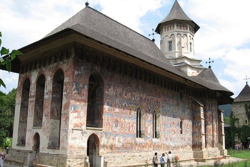 Un bâtiment historique orné de fresques colorées et doté d’une tour. 5