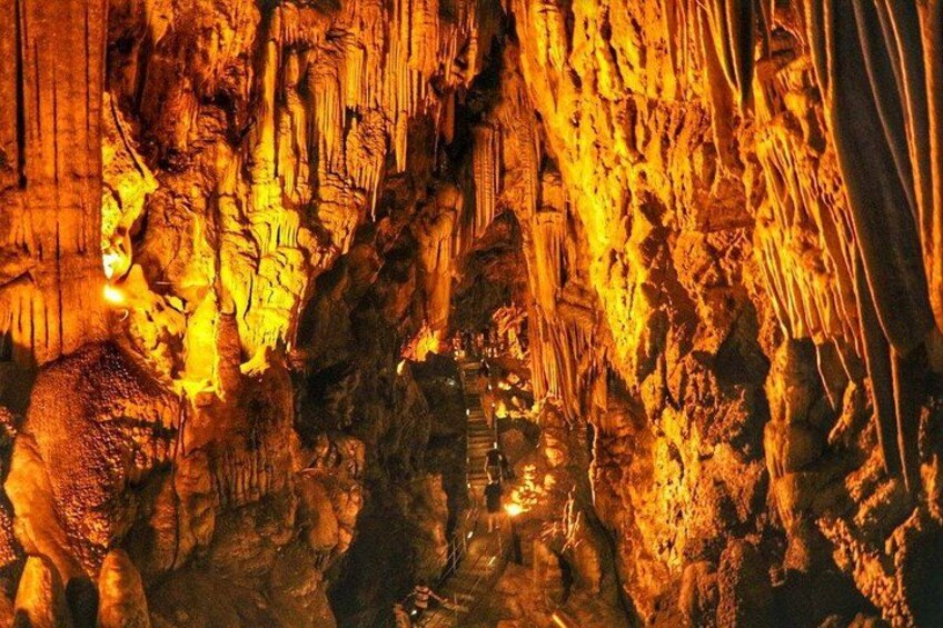 Une grotte ornée de stalactites et de stalagmites. 4