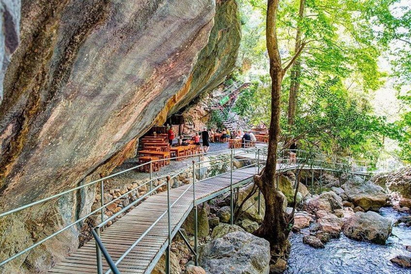 Un pont en bois enjambant un ruisseau, entouré de rochers et d’arbres. 3