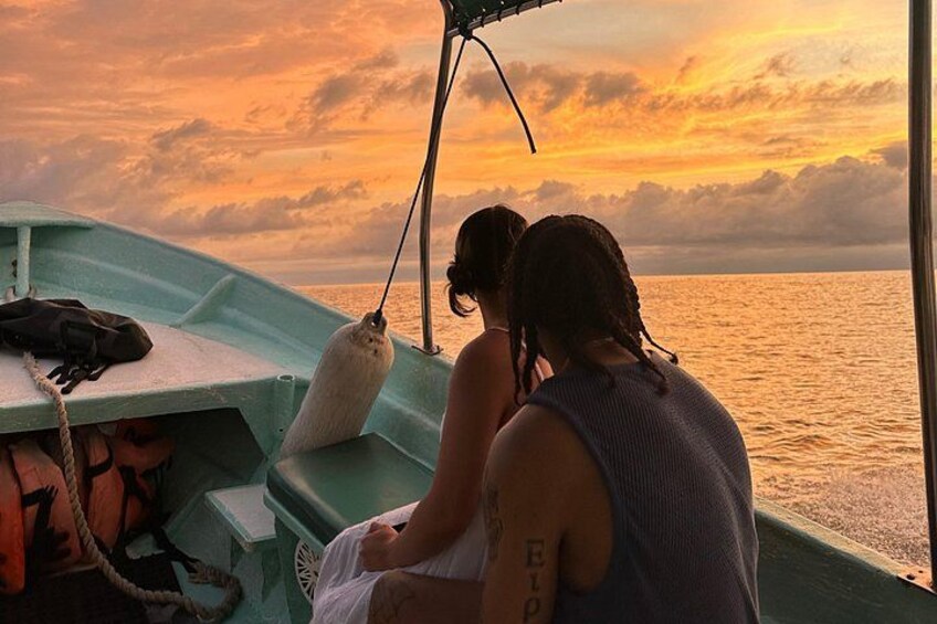 Dos personas en un bote durante el atardecer. 2
