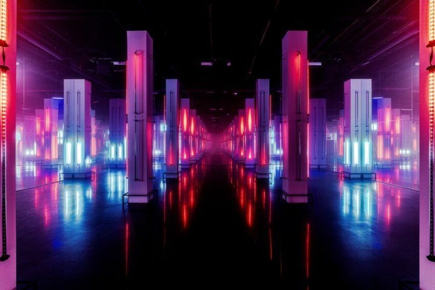 Ein futuristischer Korridor mit beleuchteten Säulen und spiegelnden Böden. 5
