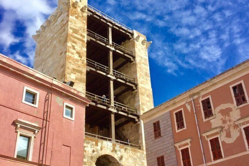 Un edificio en construcción con andamios, cielo azul despejado y edificios más antiguos aledaños. 5