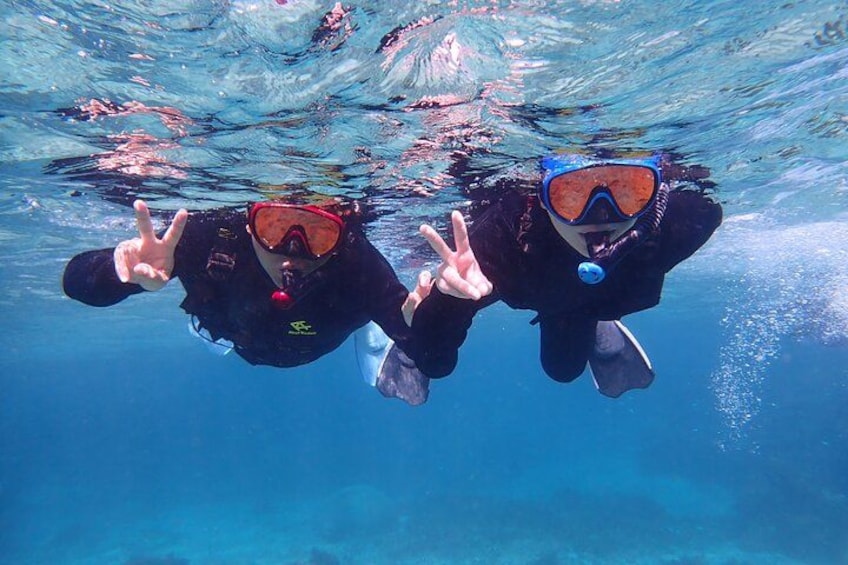 Zwei Taucher unter Wasser, die Friedenszeichen zeigen. 5
