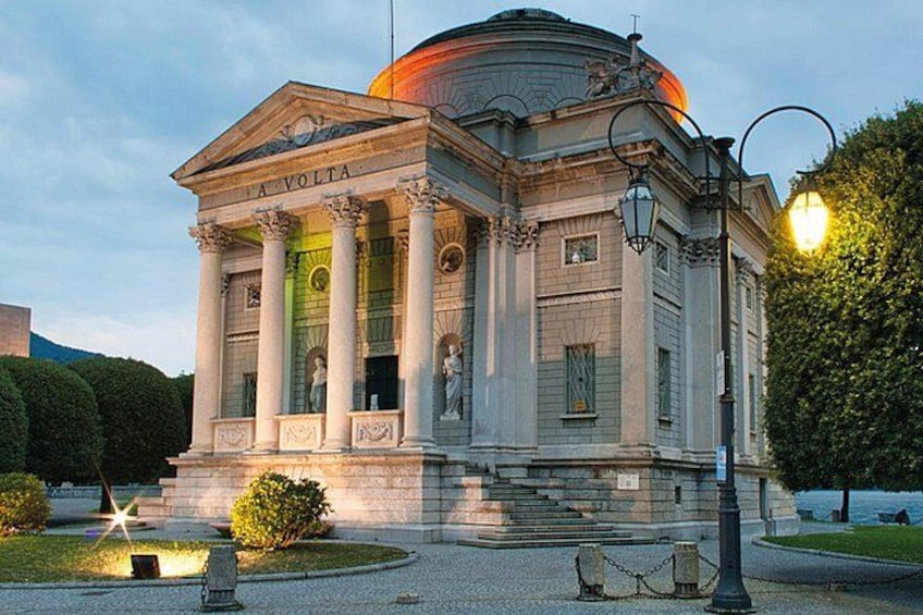 Un bâtiment de style classique, doté de colonnes, d’un dôme et d’une statue. 2