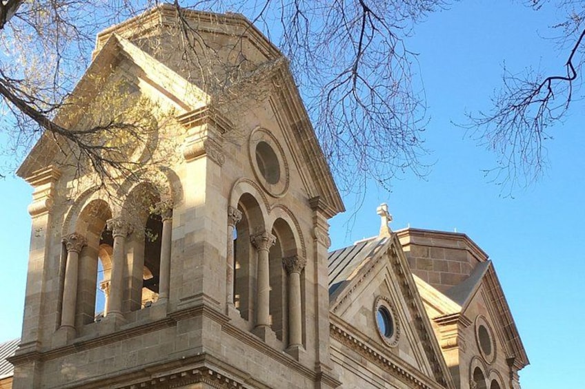 Un edificio histórico con ventanas de arco y una cúpula. 3