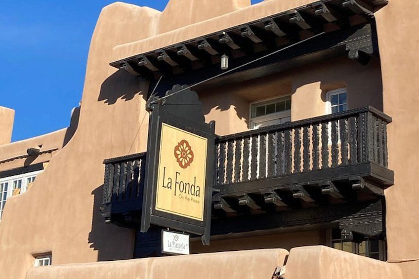Un edificio con un letrero que dice 'La Fonda'. 2
