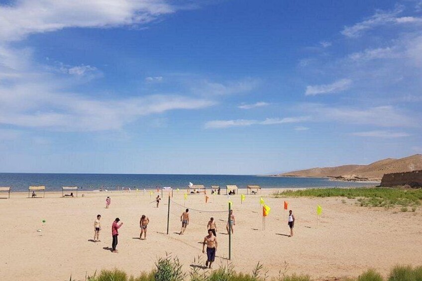 Ein Beachvolleyballspiel mit Spielern und Netz. 3