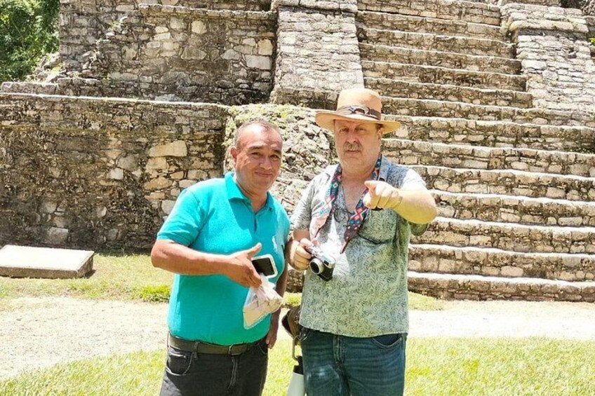 Dos personas de pie frente a unas escaleras de piedra antiguas. 4