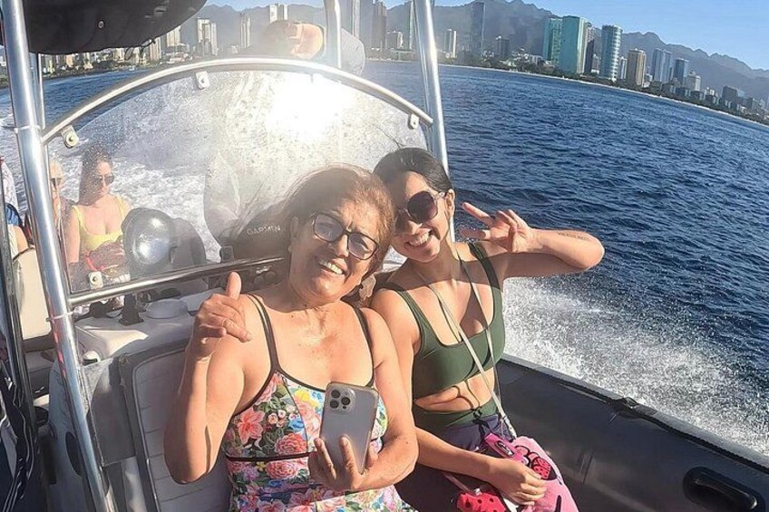 Experience the best Honolulu snorkeling with guided tours to vibrant coral reefs and marine life, perfect for all skill levels. 2