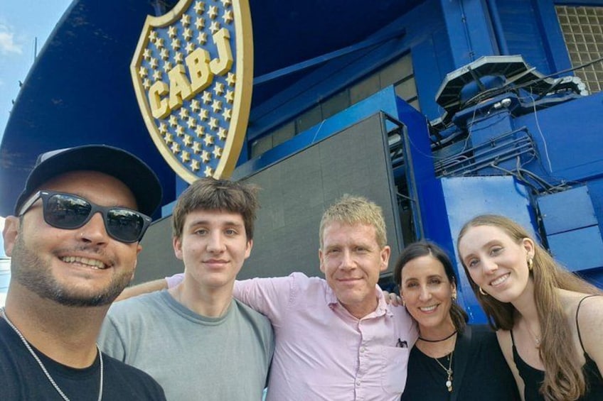 A group of people in front of a building with a blue facade and a logo that reads 'CABJ'. 4