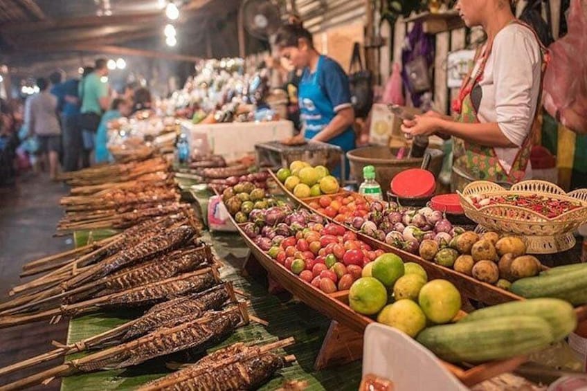Un mercato con frutta e verdura in mostra. 3