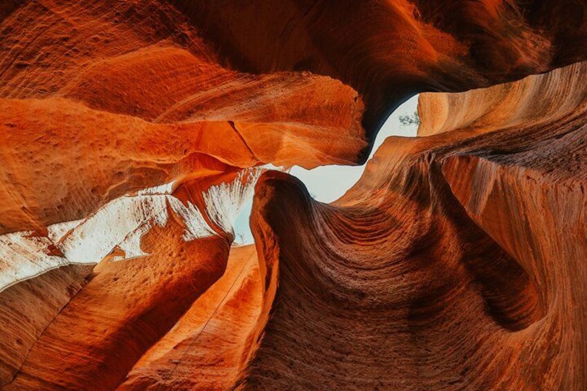 Un canyon aux formations rocheuses rouges, avec une étroite ouverture. 4