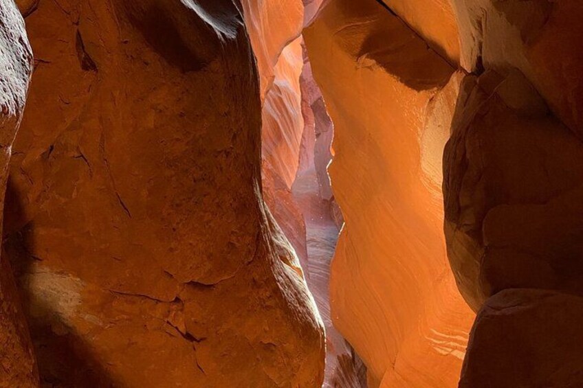 Un canyon aux formations rocheuses stratifiées. 5