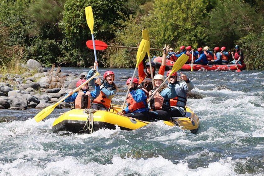Un grupo de personas haciendo rafting en un río. 4