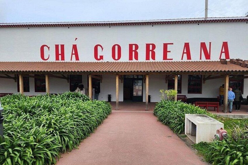 Ein Gebäude mit einer roten Schrifttafel, auf der 'CHÁ CORREANA' steht. 3