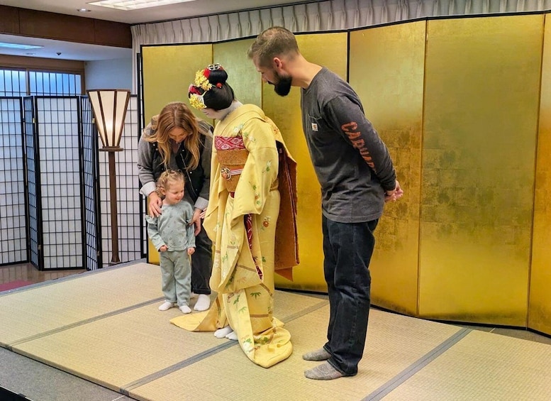 Ein traditionelles japanisches Zimmer mit Tatami-Böden, einer Person im Kimono und einem Kind. 5