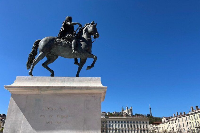 A statue of a man on horseback with a plaque reading 'LOUIS XIV' and 'Rey de Francia 1643-1715'. 3