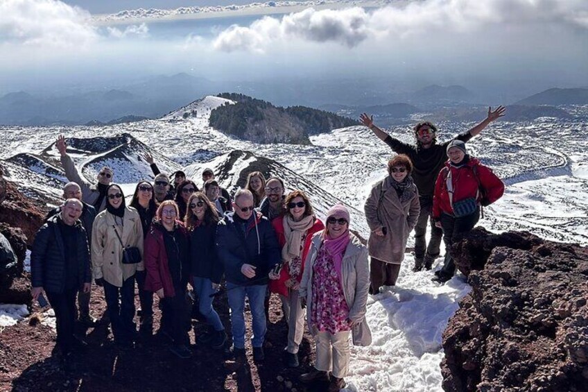 Un groupe de personnes se trouve sur une montagne enneigée, d’où l’on peut admirer un panorama sur le paysage. 4