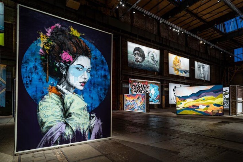 Une galerie d’art présentant de grandes peintures et une fresque murale circulaire. 3