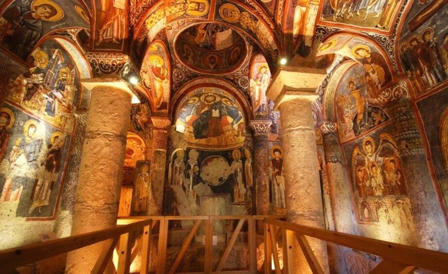 Interior d'una església amb sostres ornamentats, columnes i frescos religiosos. 4