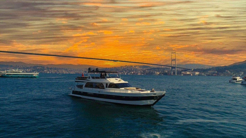 Istanbul: Bosphorus Sunset Cruise on Yacht with Live Guide 1