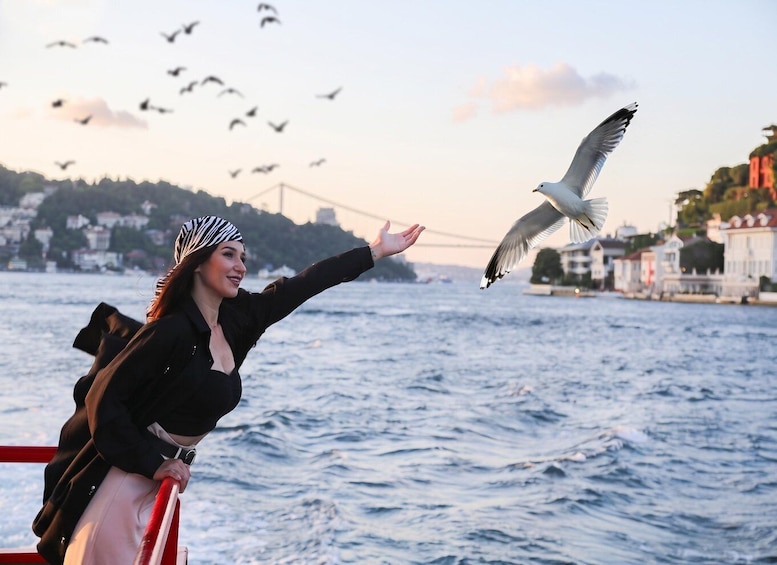 Istanbul: Bosphorus Sightseeing Cruise Tour with Audio Guide 1